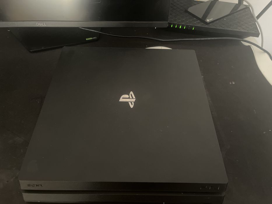 Playstation 4 pro , 1tb , 4 jocuri