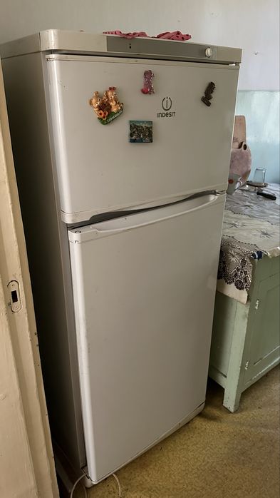 Продам холодильник Indesit