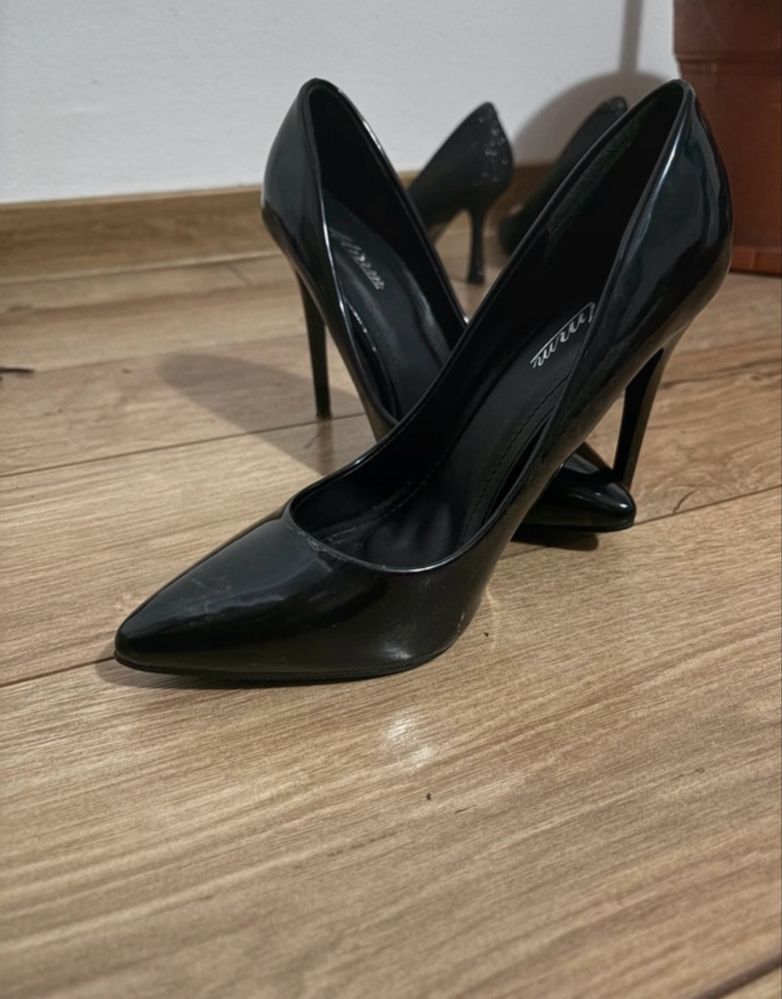Pantofi stiletto negre lac 37
