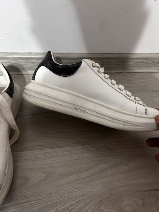 Vand adidasi GUESS