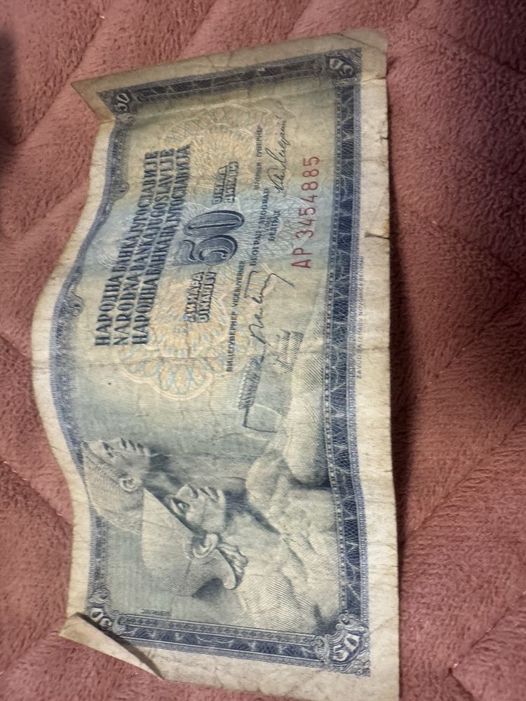 Vand bani vechi de hartie.