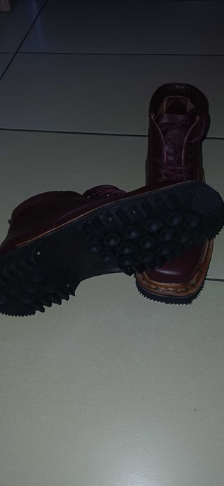 Vand bocanci de munte noi