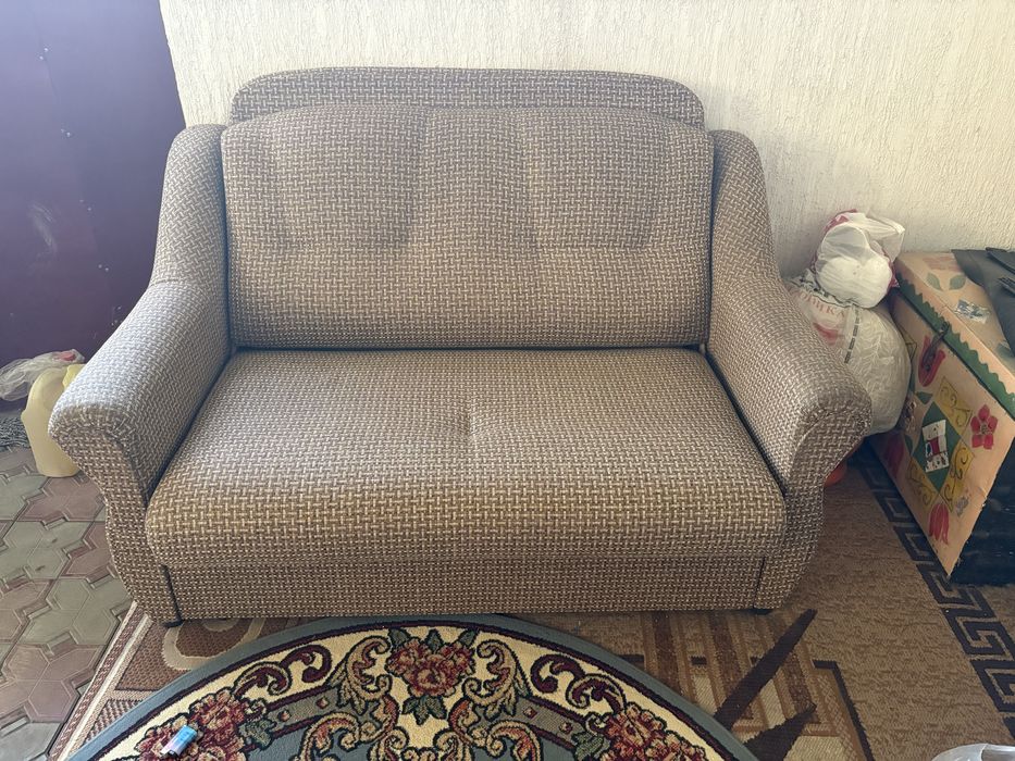 Продам диван два в одном хорошем состояние