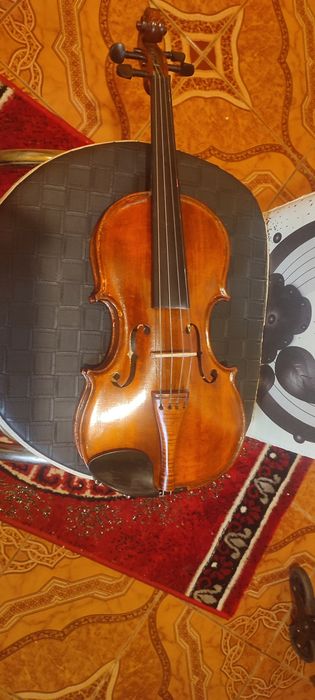 Vând vioară făcută manual cu un ton foarte plăcut spatele din paltin