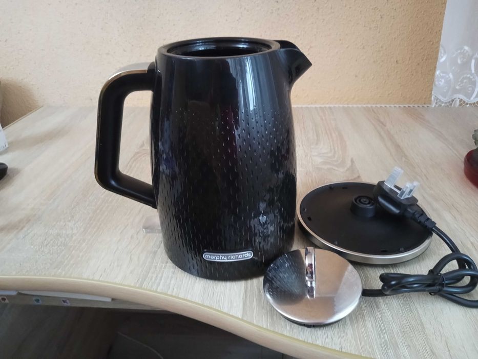 Vând fierbător nou nouț Morphy Richards