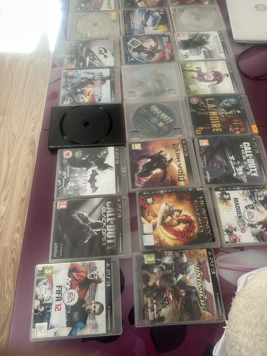 Pleyul se afla în stare foarte buna el este urmat de doua console