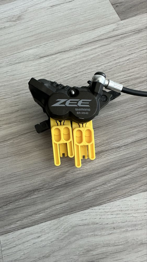 Shimano ZEE 4 бутални спирачки