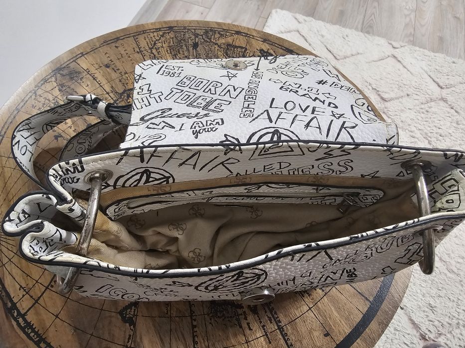 Малка дамска чанта Guess