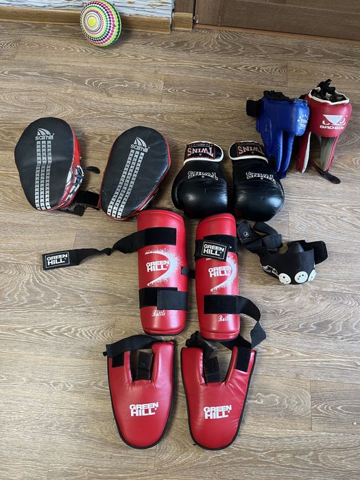 Спорт снарижения перчатки , футы, маска , шлема, лапы .