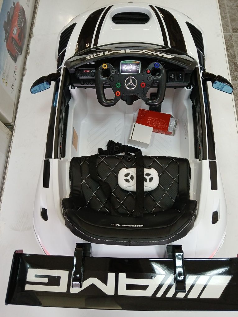 Акумулаторна кола Mercedes GT3 с меки гуми ,кожена седалка ,12V