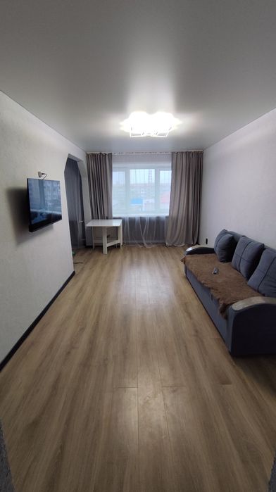 Сдам 2 комнатную квартиру в центре с нев ремонтом.