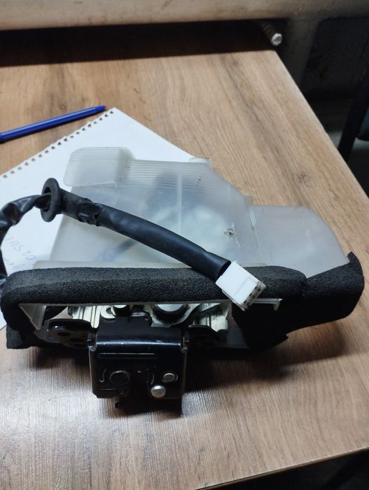 Продам замок багажника.