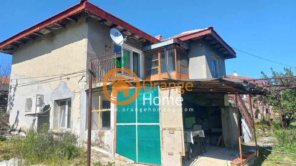 2 къщи 240 м2 с двор 860 м2, само на 10 км от Варна, с. Кичево
