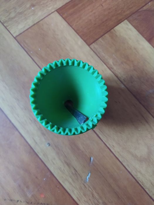 Это тёрка чтобы из морковки делать розочку для салатов