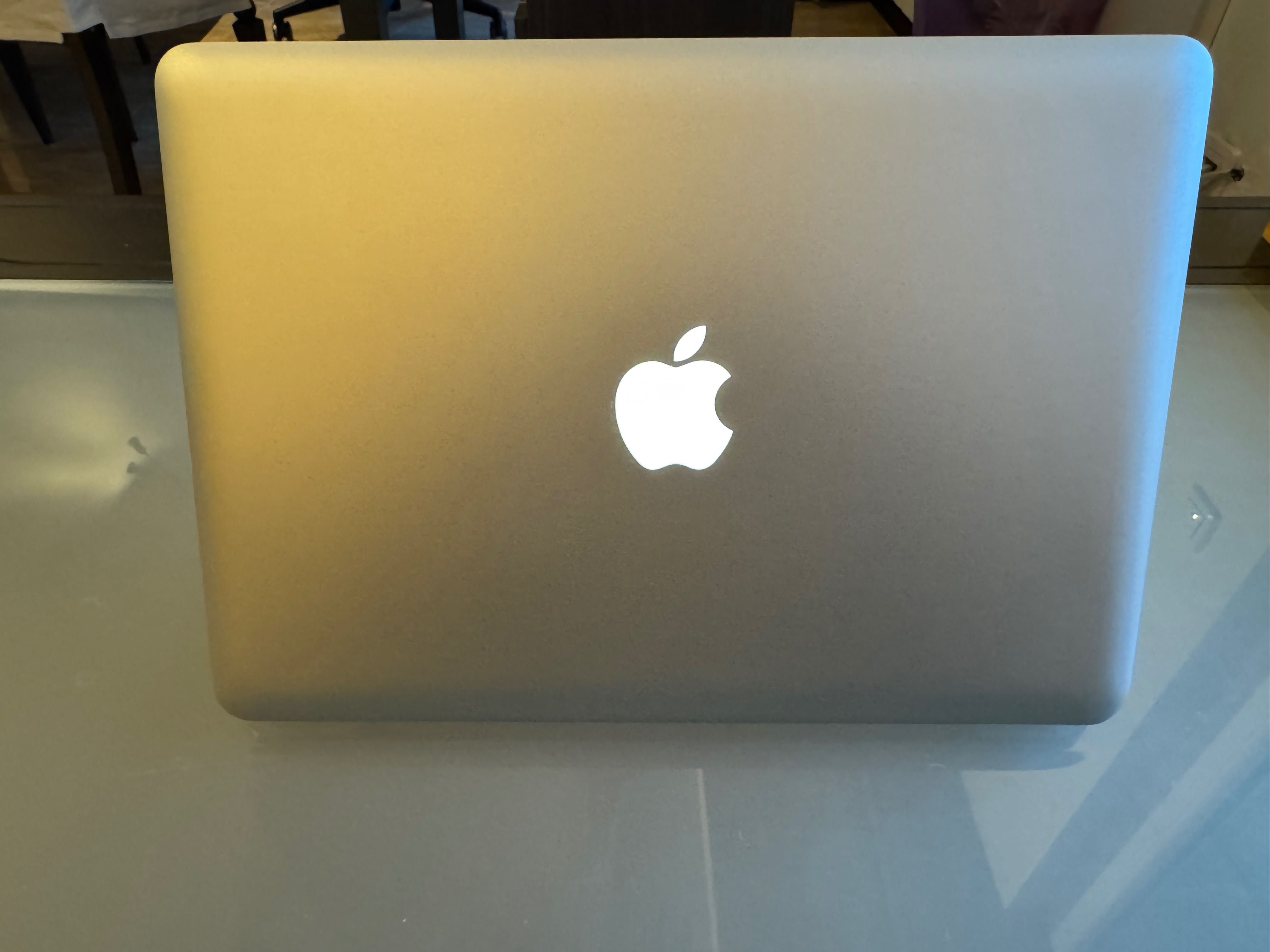 Apple MacBook Pro 13" Mid-2010 с нова батерия и SSD + RAM upgrade