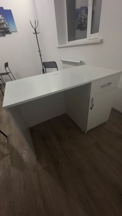 Стол  письменный  в отличном сомтоянии