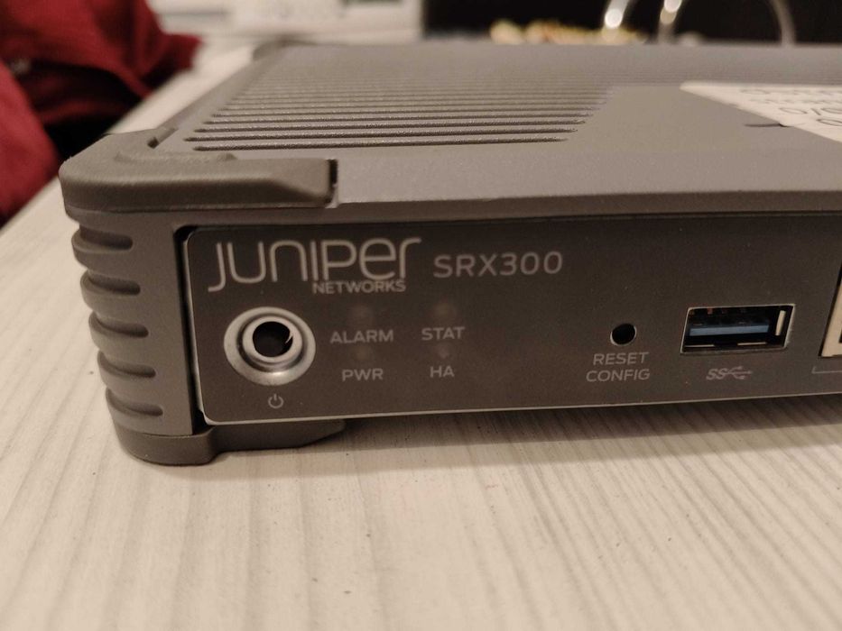 Router Juniper Networks SRX300 Services Gateway