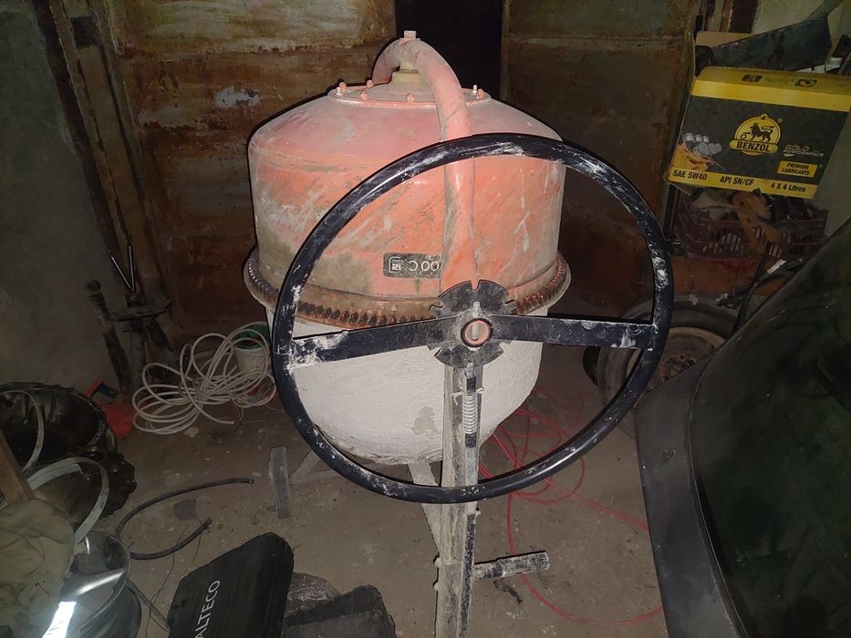 Продаётся миксер бетонмешалка в отличном состоянии