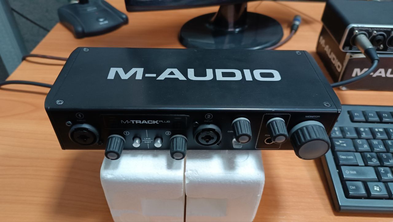 Zvukovoy karta: M-AUDIO M-TRACK PLUS.