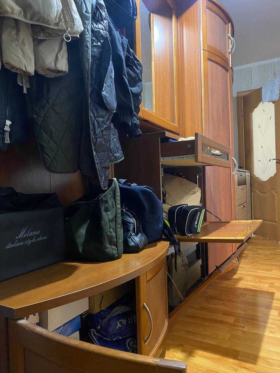 Продаем прихожую