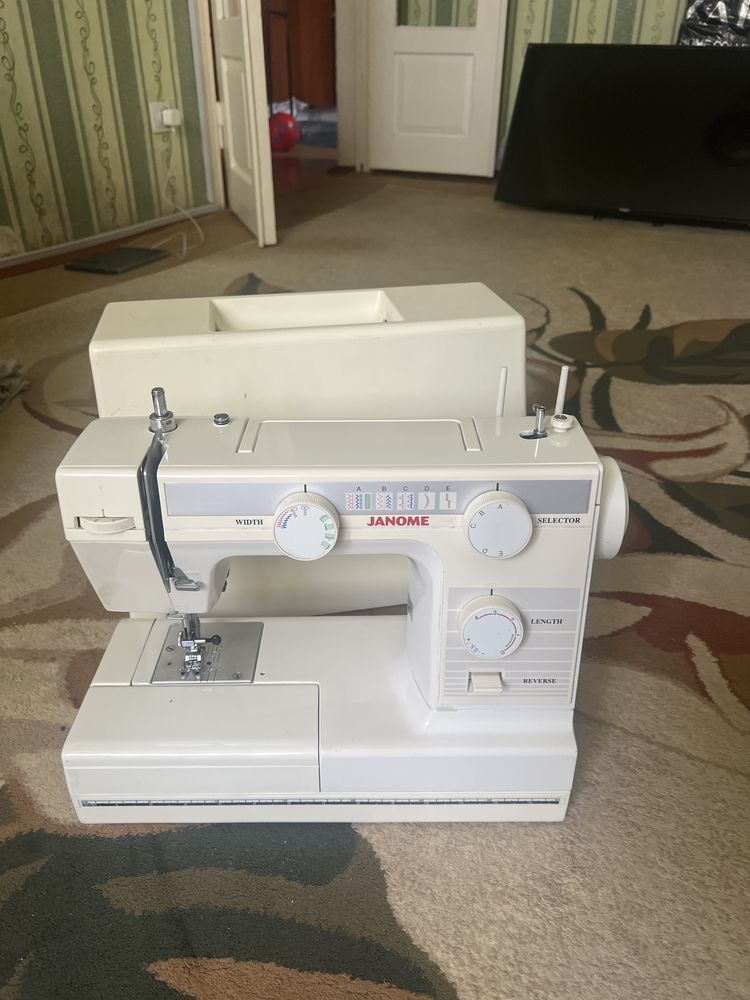 Швейная машинка Janome