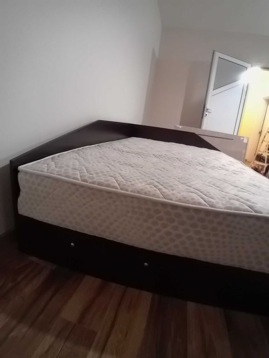 Легло с еднолицев матрак с повдигащ механизъм