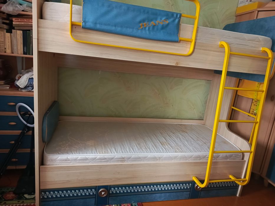 Продам двухъярусную кровать с матрасами