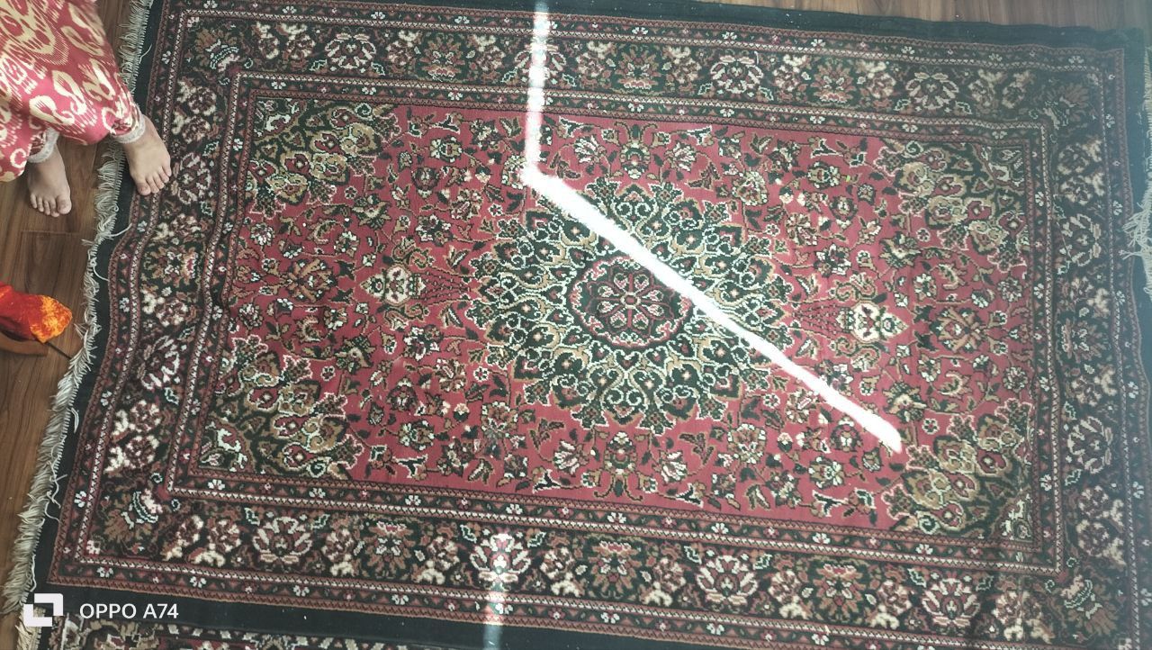 1 gilam bor  holati yaxwi