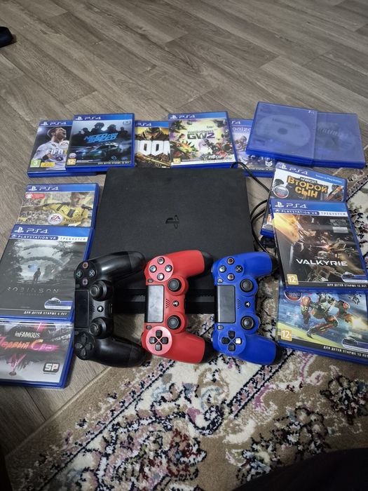 Продам SONY PS4 с тремя джостиками,13 играми
