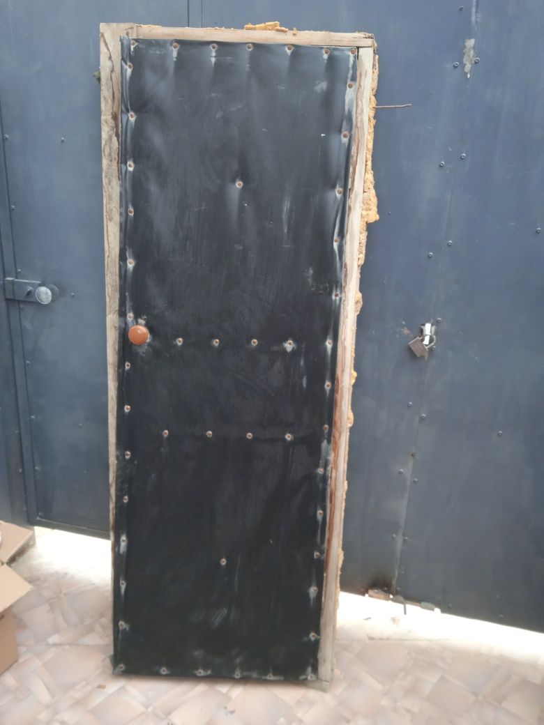 Продается деревянные двери с косяком.