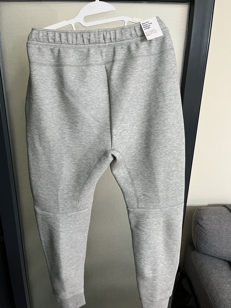 Pantaloni Nike Tech Fleece