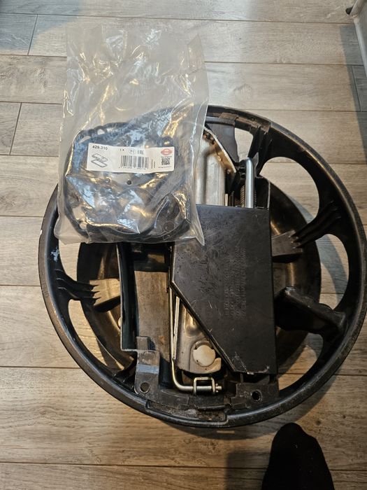 Vand cric ,cui remorcare cheie si garnitura capac motor.