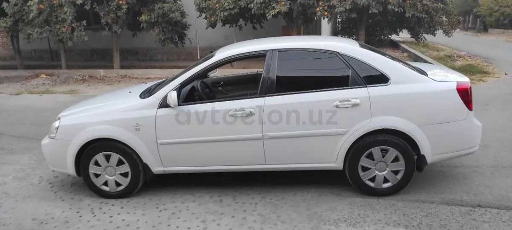 Lasetti 1.8 sotiladi 4 pakalenya gazi bor. ozgina petnosi bor.
