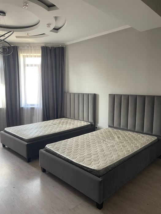 Кровати 2 шт, с матрасом , материал велюр в цвете графит