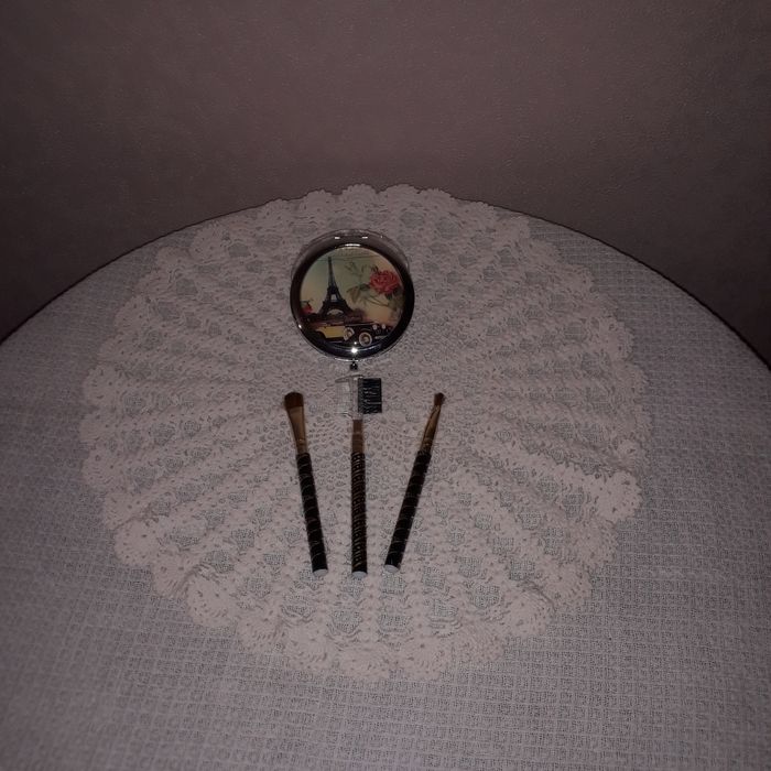 Продам новые зеркальце и кисточки для макияжа.