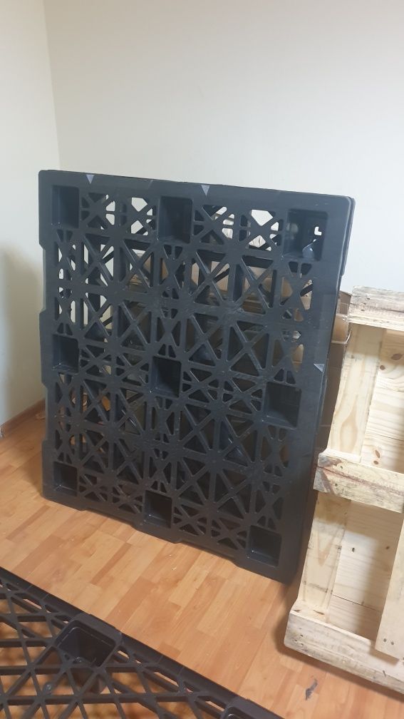 Paleti plastic diferite dimensiuni 63/83, 120/80,5kg buc rezista 500kg