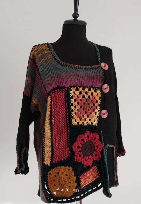 Плетена жилетка с елементи изплетени на една кука