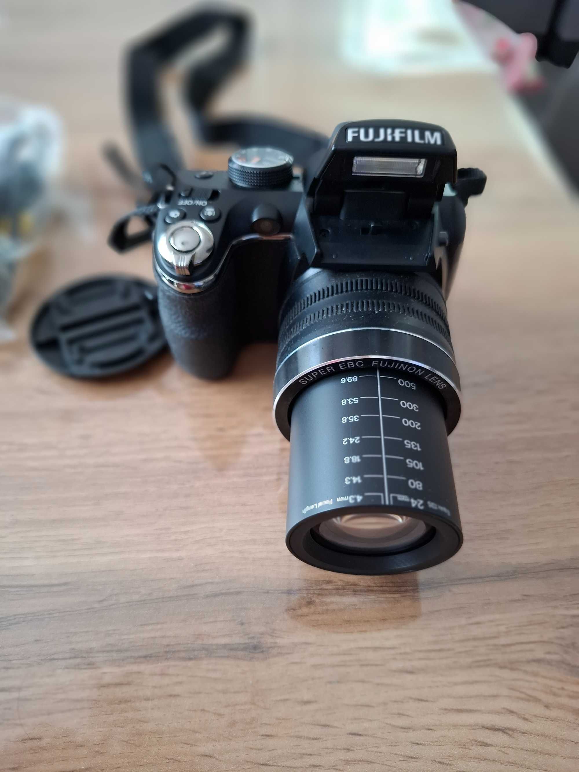 FUJIFILM фотоапарат с подарък чанта.Без забележки.