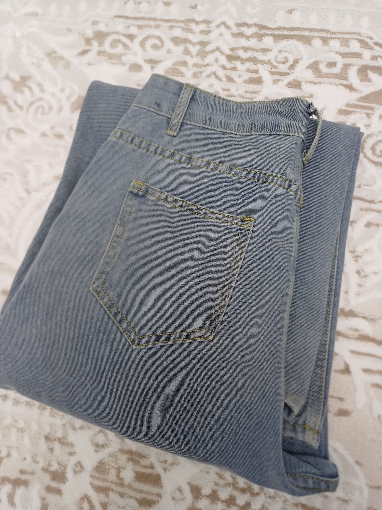 Продам женский джинсы