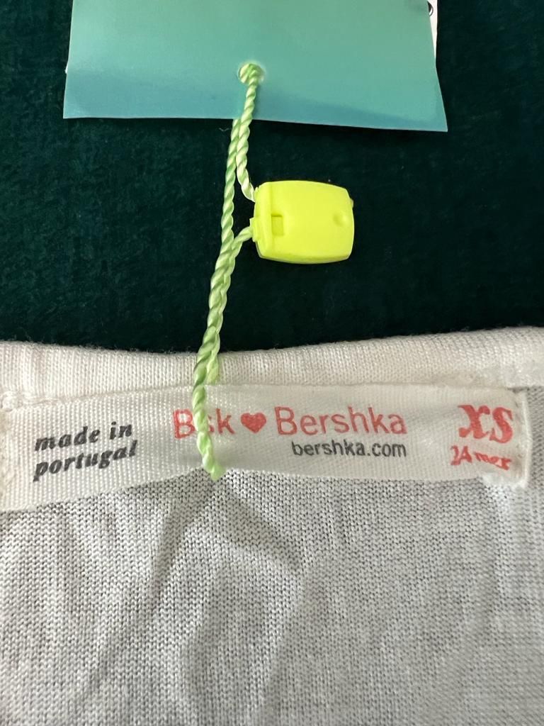 Bluză Bershka nouă cu etichetă, albă cu imprimeu mărimea xs