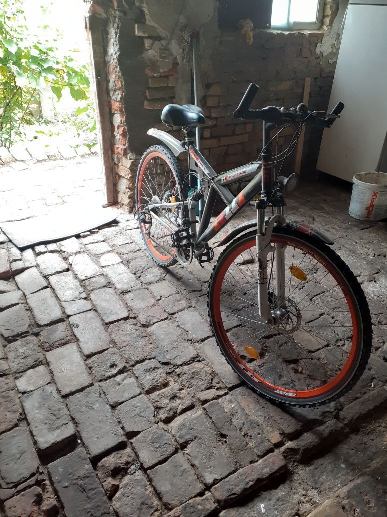 Vând sau schimb cu telefon  sau masina de tuns iarba bicicleta MCkenzi