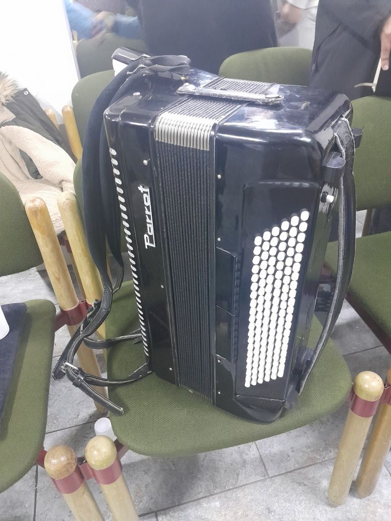 Vând acordeon parrot 2800 lei