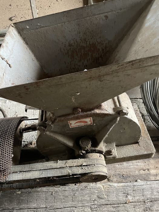 Продавам фуражомелка