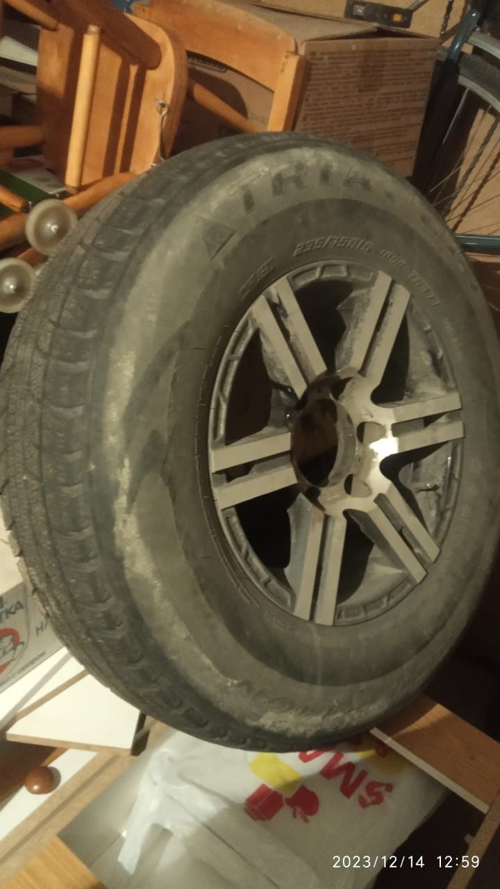 Резина 235/75R15 на литых дисках 6*139,7