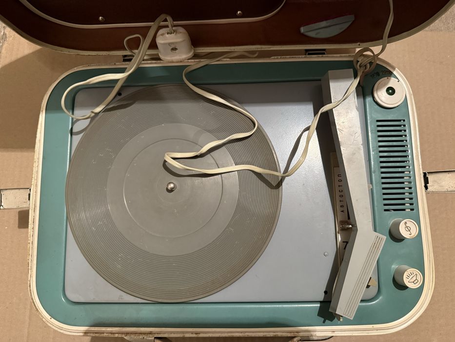 Продавам античен грамофон
