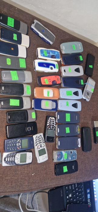 Casti sony noi sigilate si telefoane vechi