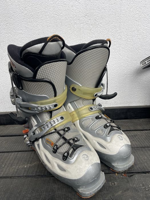 Ски, ски обувки у щеки