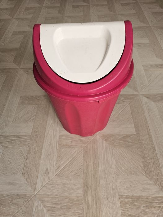 Продам мусорное ведро на 30 литров с поворотной крышкой.