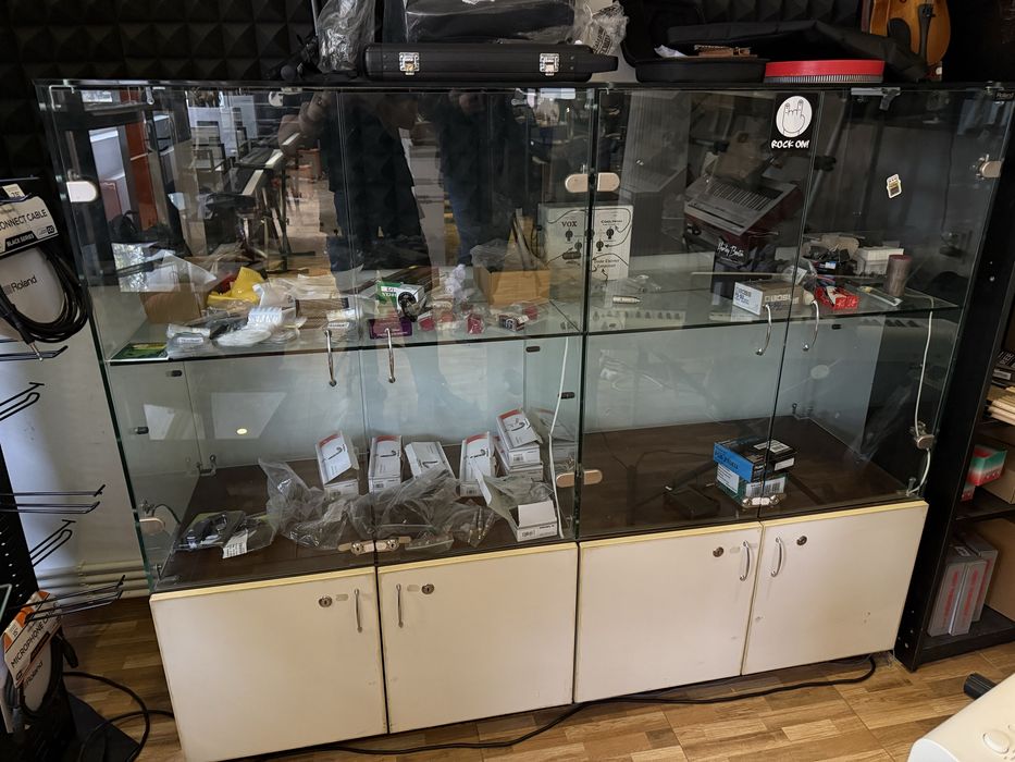 Mobila vitrina de sticla corp suspendat de lemn