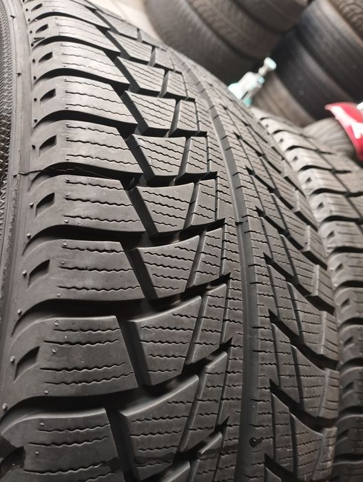 4 buc semi-noi 225 40 18. 92v Nankang , iarnă